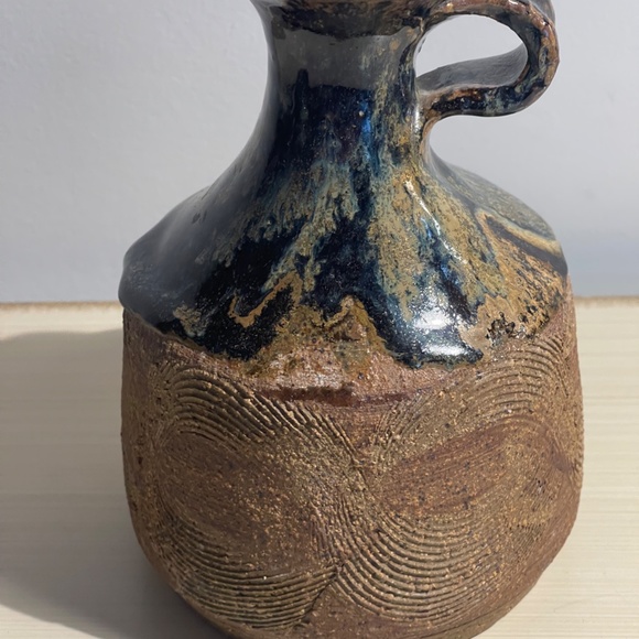 Jug Style Designed Pottery by TERRY - Picture 6 of 9